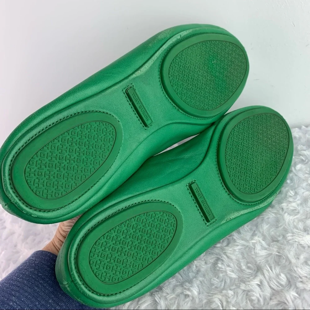 Tory Burch Green Leather Ballet Flats with Gold Logo - Picture 5 of 7
